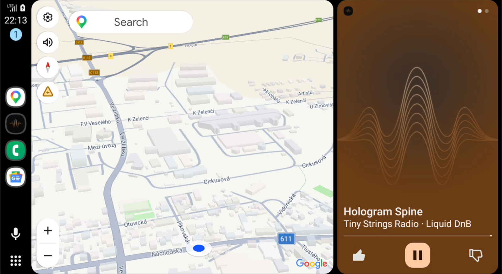 Tiny Strings Radio v Android Auto vedle mapy